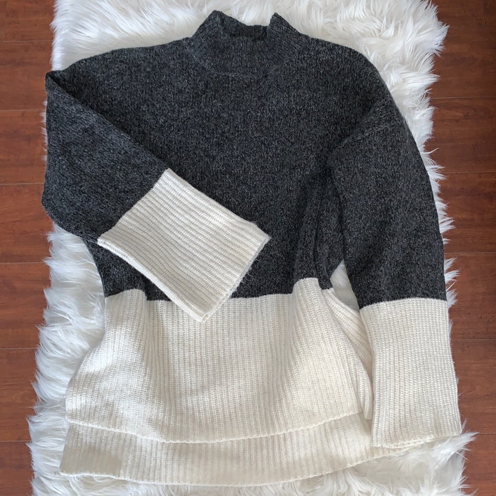 Michael Kors mock turtlenec sweater in cream and charcoal gray size XL